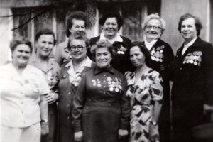 Анастасия Федоровна Круглова (Кузина) – вторая справа в верхнем ряду – на встрече с однополчанами  Александр Зиновьевич Круглов